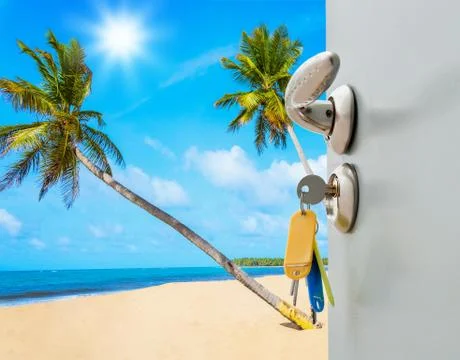 Open door with access to the beach view of palms Foto stock