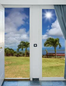 Open door with access to the beach view of palms Foto stock