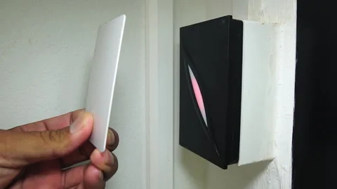 Open the door with a keycard scan Video stock 249616953