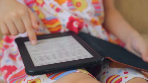 Open e-book in child's hands 库存影片 86925860