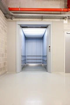 Open elevator in the hall Foto stock