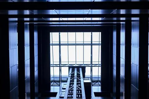 Open elevator shaft. Modern architecture. Office center or business center. Fotos de archivo