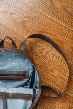 Open empty bag made of handmade genuine leather with elements of locks on a w Stockfoto's