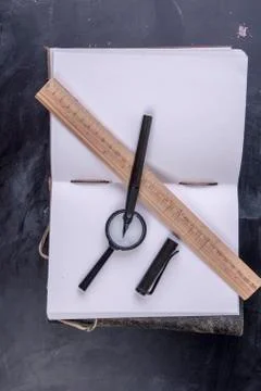 Open empty book with hand-poured paper and office supplies Foto stock