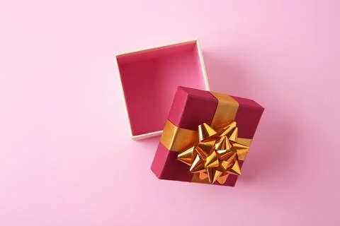 Open empty gift box on pink background, flat lay Stockfoto's