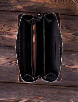 Open empty leather wallet on rustic wood background Foto stock