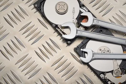Open end spanner and HDD hard disk drive on metal plate Foto stock