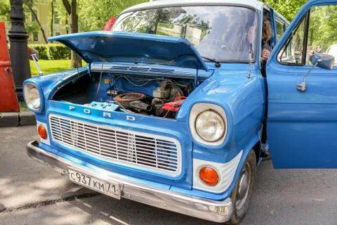 Open engine compartment minivan Ford. 库存照片