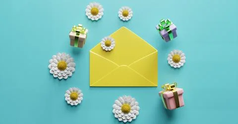 An open envelope surrounded by daisy flowers and gift boxes Illustrazione stock