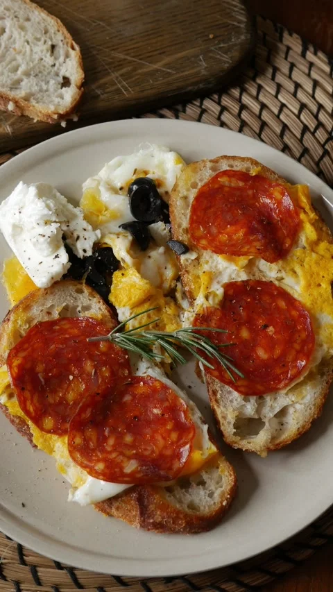 Open face breakfast toast with fried egg chorizo sausage Vídeos de archivo 334850936