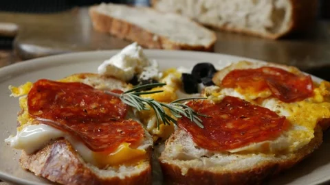 Open face breakfast toast with fried egg chorizo sausage Vídeos de archivo 334850947