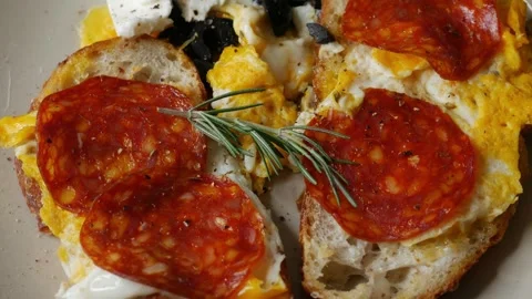 Open face breakfast toast with fried egg chorizo sausage 库存影片 335069350