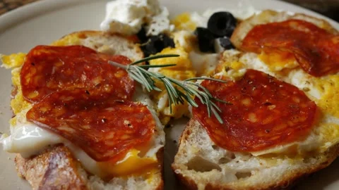 Open face breakfast toast with fried egg chorizo sausage Vídeos de archivo 335069351