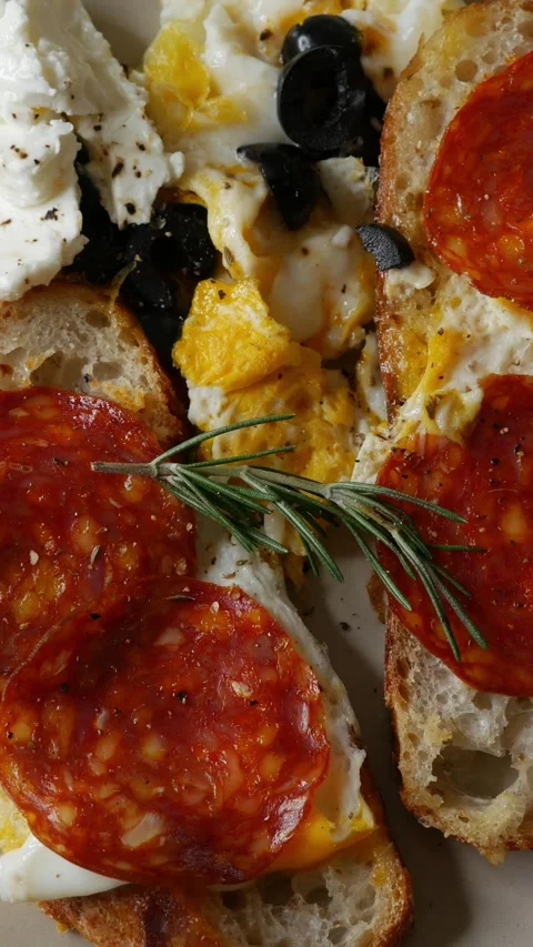 Open face breakfast toast with fried egg chorizo sausage 库存影片 335711038