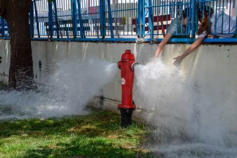 Open fire hydrant, water flows from a fire hydrant. Foto stock