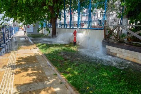 Open fire hydrant, water flows from a fire hydrant. Foto stock