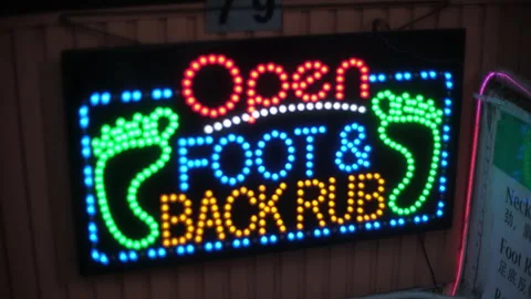 Open Foot &amp; Back Rub - Electric Sign in China Town New York Vídeos de archivo 336198787
