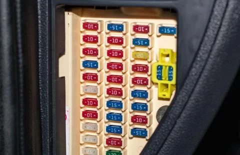 An open fuse unit in the front of the car. Stock-Fotos
