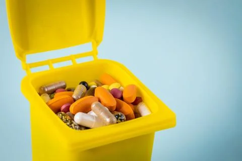 Open garbage can full of pills, Concept, medical waste, Foto stock