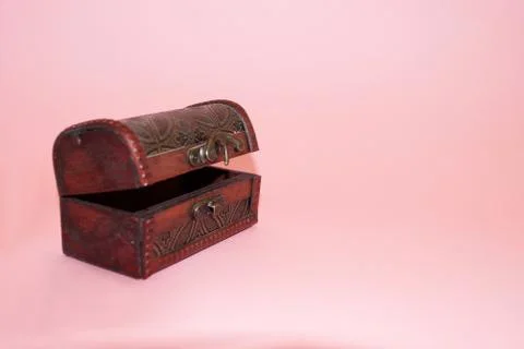 Open gift box on a pink background, copy space 库存照片