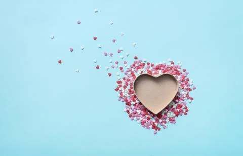 Open gift box with tiny hearts around it 库存照片