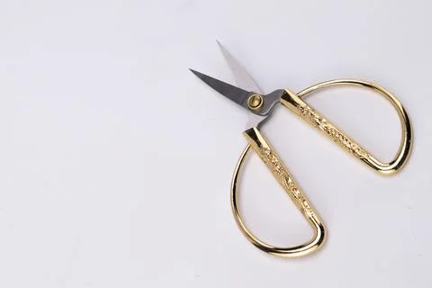 Open Gold-Handled Scissors on White Background, Close-Up Studio Shot. Foto stock