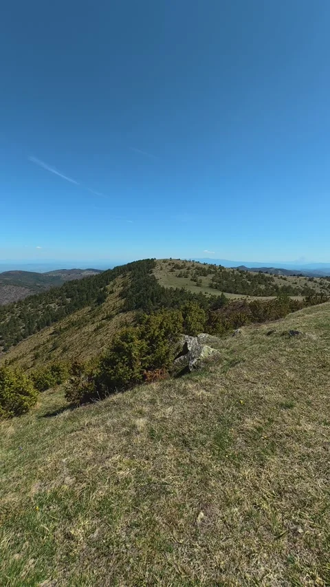 Open grassy hill under vast blue sky. Balkan, Eastern Europe, POV Vidéo 333634995