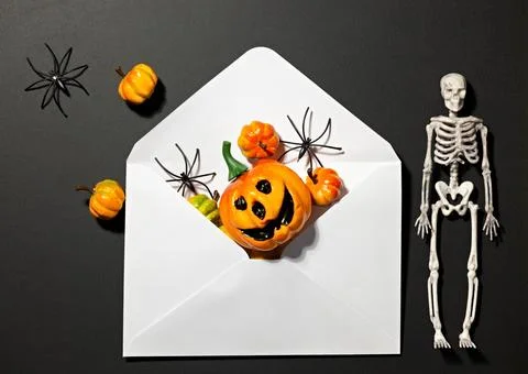 Open Halloween envelope with jack- o-lantern, pumpkins, spiders and skeleto.. Stockfoto's