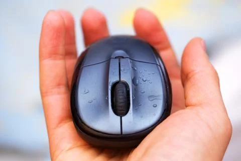 Open Hand and computer mouse  with water drops Foto stock