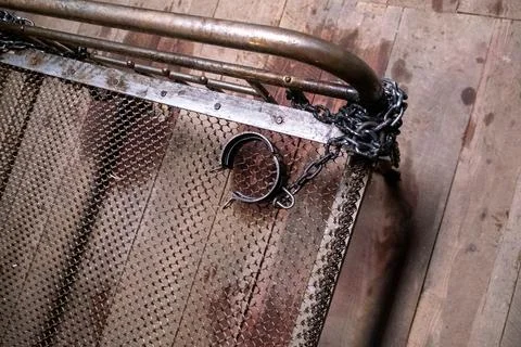 Open Handcuff on Chained Metal Frame Foto stock