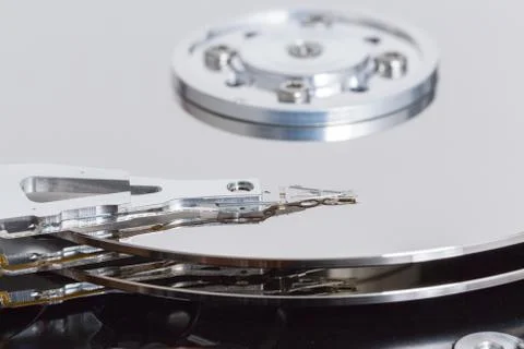 Open hard drive with magnetic disk and writing head 스톡 사진