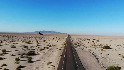 Open highway in the desert Vídeos de archivo 166663460