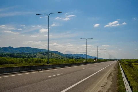 Open highway featuring a clear road and surrounding greenery Foto stock