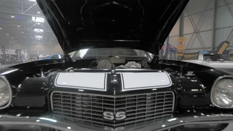 Open Hood and Engine of Oldtimer Car in Show Room Exhibit, Close Up 動画素材 142020500