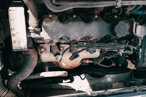 Open hood of the car. View of the engine and vehicle parts. Diagnostics and r Fotos de archivo