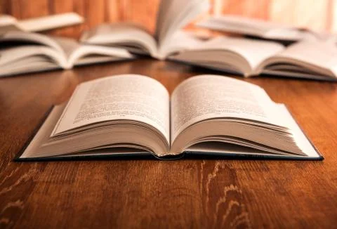 Open large book on a wood table Foto stock