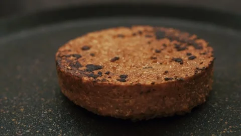 Open the lid from the frying pan in which a delicious burger patty is being Stock Footage 167725831