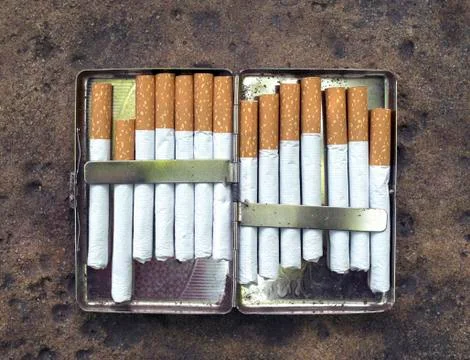 Open metal cigarette case 库存照片