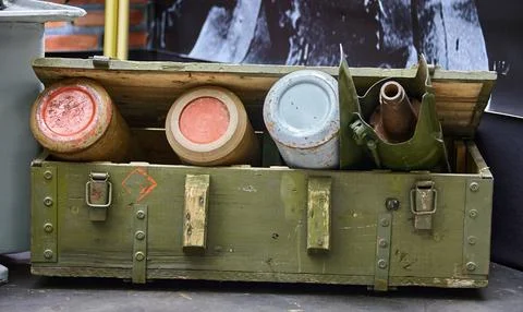 Open Munitions Crate In Front of Brick Wall Foto stock