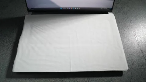 Open new laptop on the table. Dolly shot Vídeo Stock 244531034