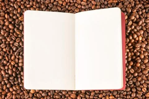 Open note on coffee beans background Foto stock