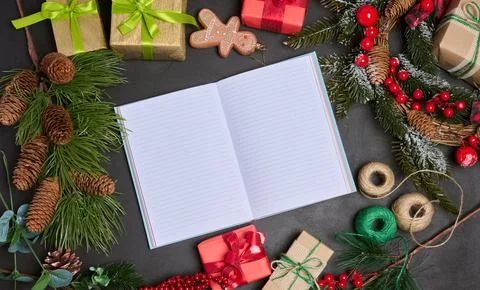 Open notebook with blank sheets on the table in the middle of Christmas dec.. Foto stock
