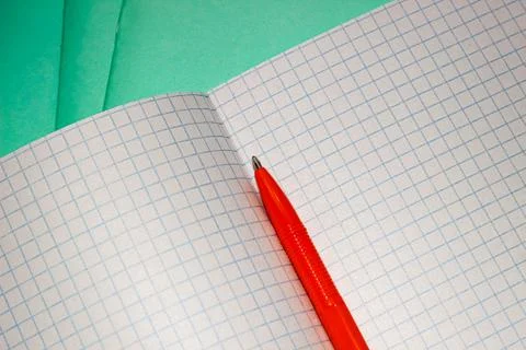 An open notebook in a math box with a pen on it. The concept of learning. 库存照片