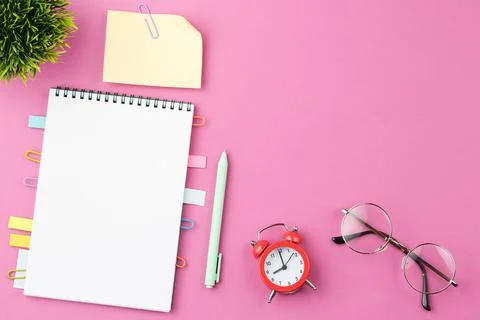 Open notepad with alarm clock. Stock-Fotos