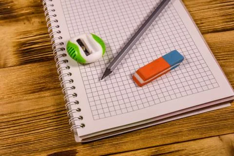 Open notepad and different stationeries on a wooden table Foto stock