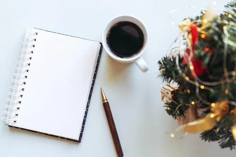 Open notepad with blank sheet for new year resolutions. cup of coffee and d.. Stockfoto's