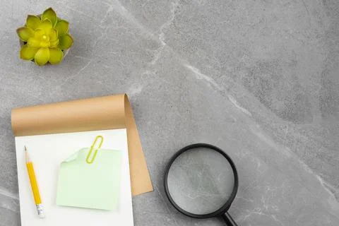 Open notepad on gray marble background Foto stock