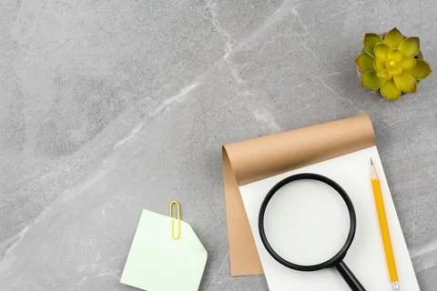 Open notepad on gray marble background Foto stock