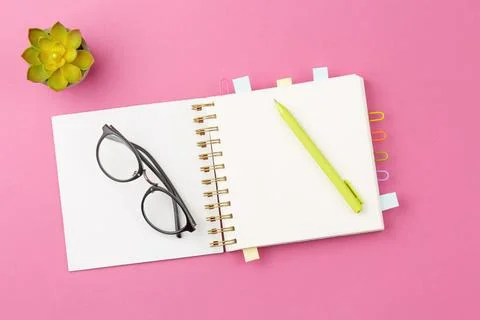 Open notepad with pen and glasses. Stock-Fotos