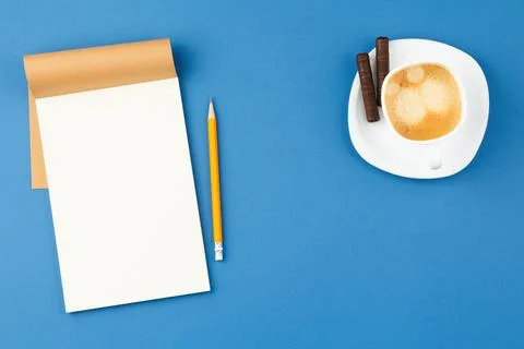 Open notepad, pencil, cup of coffee and note sheet Foto stock
